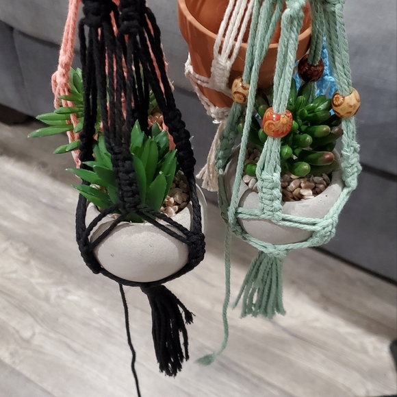 Hand made macrame mini plants with hanger - Picture 4 of 5